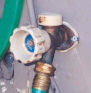 Hose bib with built-in vacuum breaker