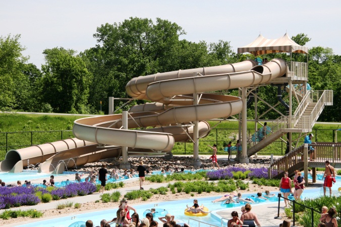 Enclosed water slide